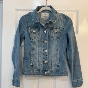 GUESS Women's Light wash distressed Jean Jacket